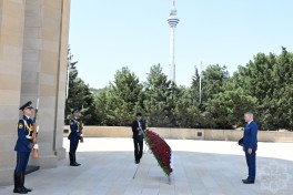 President of Slovakia visits Alley of Martyrs in Baku