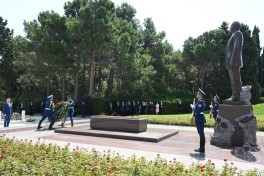 Slovak President visits grave of National Leader Heydar Aliyev at Alley of Honors
