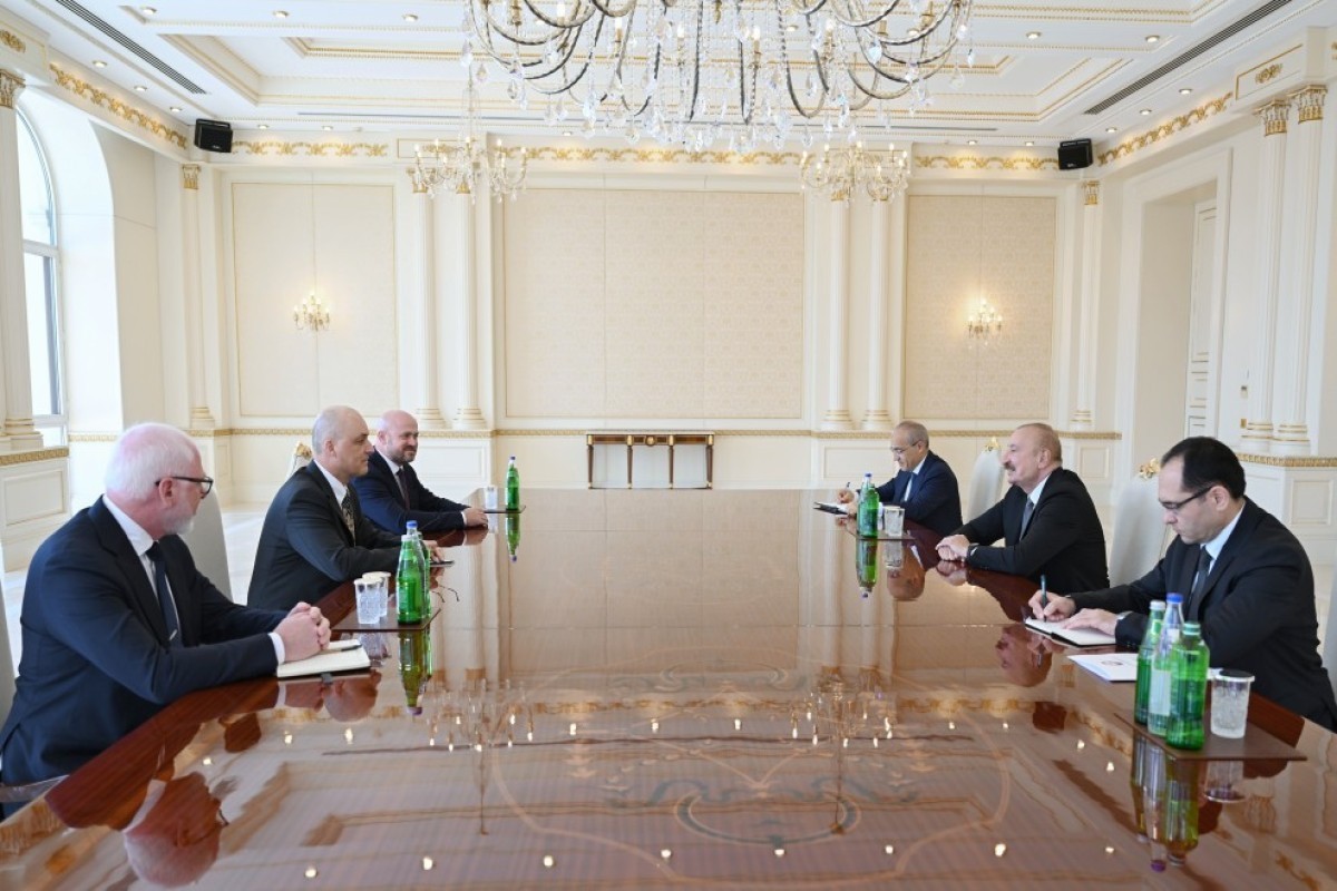 President Ilham Aliyev receives John Deere executives