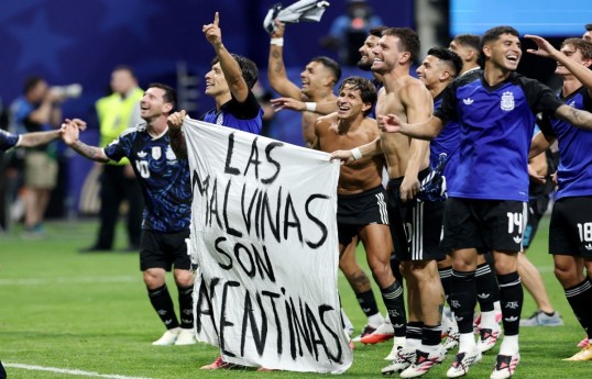 Argentina players display 'The Malvinas are Argentine' banner after beating England - VIDEO 