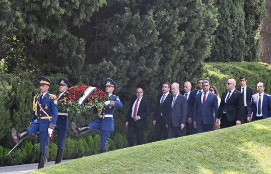 Prime Minister of Palestine visits Alley of Honors in Baku
