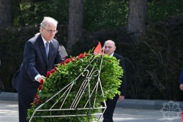 Prime Minister of Palestine visits Alley of Honors in Baku