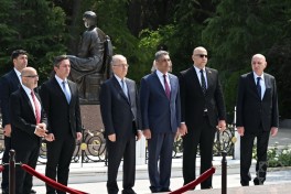 Prime Minister of Palestine visits Alley of Honors in Baku