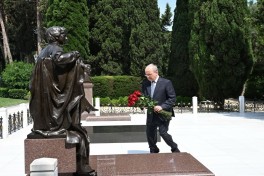 Prime Minister of Palestine visits Alley of Honors in Baku