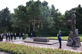 Prime Minister of Palestine visits Alley of Honors in Baku