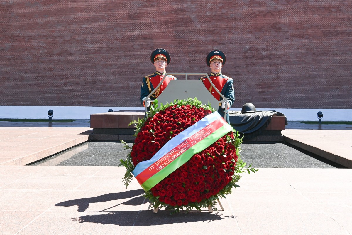 Azerbaijani FM pays tribute at Tomb of the Unknown Soldier in Moscow