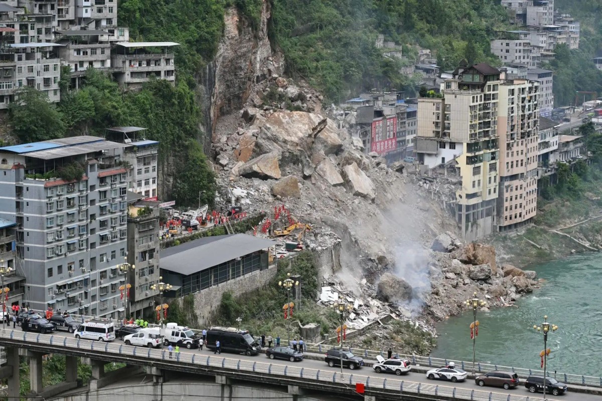 China landslide kills 8, at least 34 missing
