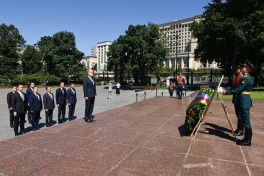 Azerbaijani FM pays tribute at Tomb of the Unknown Soldier in Moscow - PHOTO 