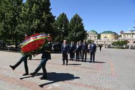 Azerbaijani FM pays tribute at Tomb of the Unknown Soldier in Moscow - PHOTO 