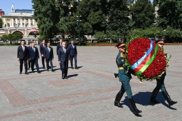 Azerbaijani FM pays tribute at Tomb of the Unknown Soldier in Moscow - PHOTO 