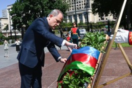 Azerbaijani FM pays tribute at Tomb of the Unknown Soldier in Moscow - PHOTO 