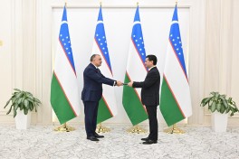 Azerbaijan's new ambassador to Uzbekistan presents copies of credentials