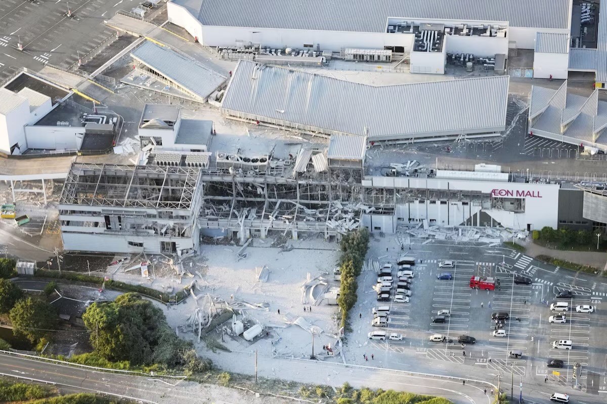 Major quake hits southern Japan, workers missing after mall blast