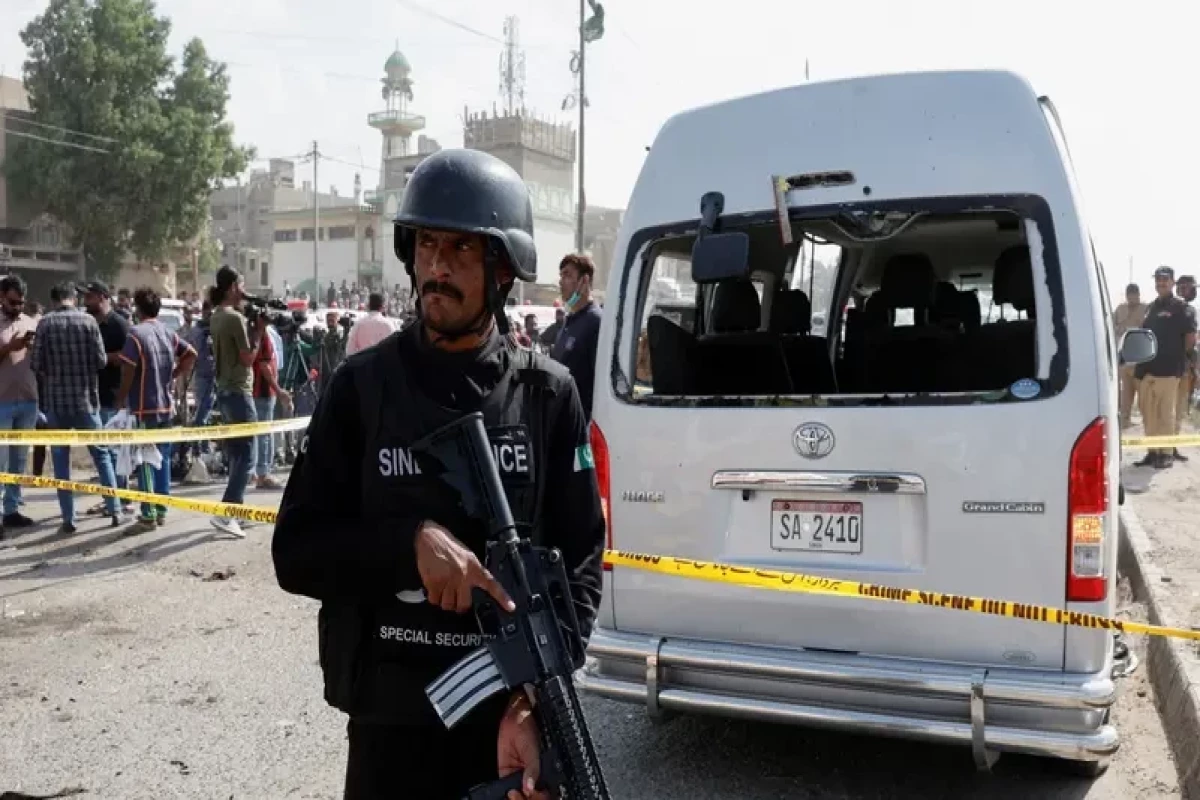 Militants kill 10 police officers in northwest Pakistan, say police