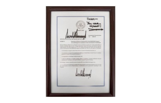 President Aliyev shows Trump’s commemorative gift to US Assistant Secretary of State