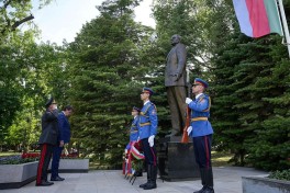 Azerbaijani Defense Minister pays official visit to Serbia