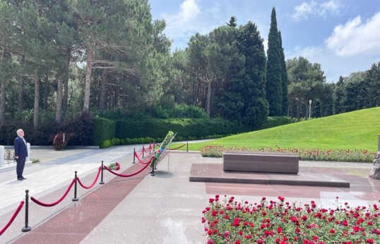 Prime Minister Ali Asadov visits Heydar Aliyev's grave on National Salvation Day