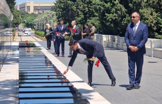 U.S. congressional delegation visits Alley of Martyrs in Baku
