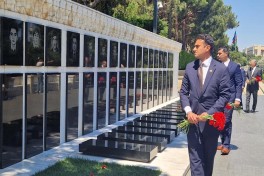 U.S. congressional delegation visits Alley of Martyrs in Baku