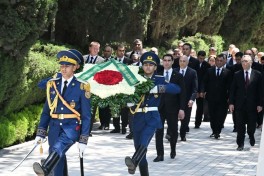 Turkmen President pays tribute to National Leader Heydar Aliyev-PHOTO 