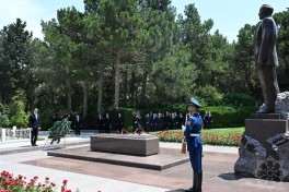 Turkmen President pays tribute to National Leader Heydar Aliyev-PHOTO 