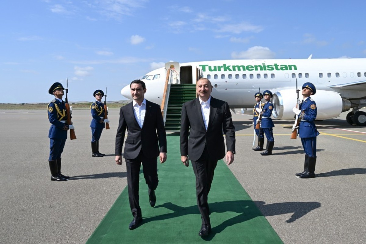 Turkmen President arrives in Azerbaijan