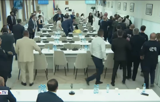Fight occurs at Yerevan city council session - VIDEO 