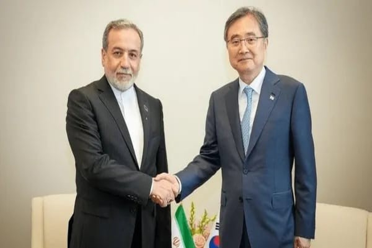 Iranian Foreign Minister Abbas Araghchi and South Korean Foreign Minister Cho Hyun