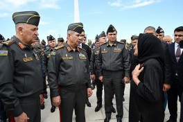 Leadership of the Ministry of Defense visits Alley of Honor, Victory Park, and Military Memorial Cemetery - PHOTO 