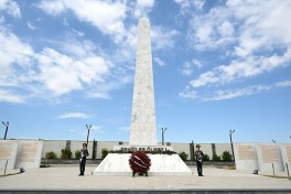 Leadership of the Ministry of Defense visits Alley of Honor, Victory Park, and Military Memorial Cemetery - PHOTO 
