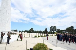 Leadership of the Ministry of Defense visits Alley of Honor, Victory Park, and Military Memorial Cemetery - PHOTO 