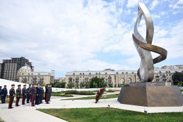Leadership of the Ministry of Defense visits Alley of Honor, Victory Park, and Military Memorial Cemetery - PHOTO 