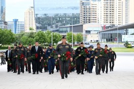 Leadership of the Ministry of Defense visits Alley of Honor, Victory Park, and Military Memorial Cemetery - PHOTO 