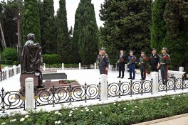 Leadership of the Ministry of Defense visits Alley of Honor, Victory Park, and Military Memorial Cemetery - PHOTO 
