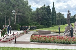 Leadership of the Ministry of Defense visits Alley of Honor, Victory Park, and Military Memorial Cemetery - PHOTO 