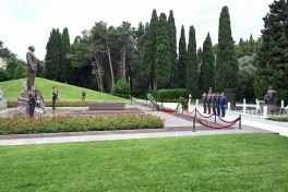 Leadership of the Ministry of Defense visits Alley of Honor, Victory Park, and Military Memorial Cemetery - PHOTO 