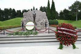Leadership of the Ministry of Defense visits Alley of Honor, Victory Park, and Military Memorial Cemetery - PHOTO 