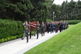 Leadership of the Ministry of Defense visits Alley of Honor, Victory Park, and Military Memorial Cemetery - PHOTO 