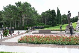 Leadership of the Ministry of Defense visits Alley of Honor, Victory Park, and Military Memorial Cemetery - PHOTO 