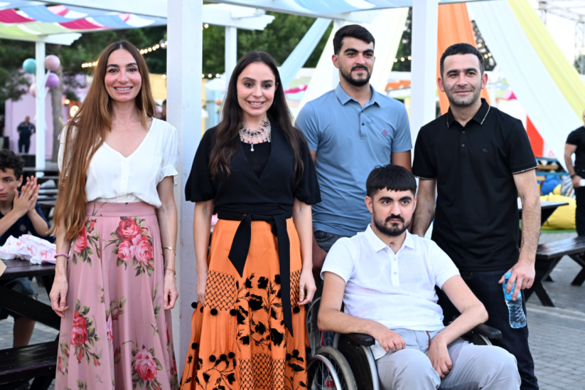 Leyla Aliyeva and Arzu Aliyeva visit "CandyFest" summer festival and watch "Magic Pearl" water circus show-<span class="red_color">PHOTO