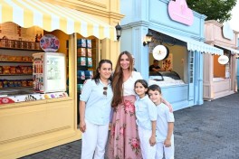 Leyla Aliyeva and Arzu Aliyeva visit "CandyFest" summer festival and watch "Magic Pearl" water circus show-PHOTO 