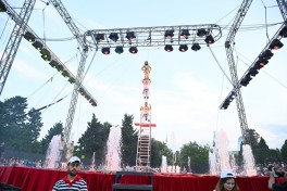 Leyla Aliyeva and Arzu Aliyeva visit "CandyFest" summer festival and watch "Magic Pearl" water circus show-PHOTO 