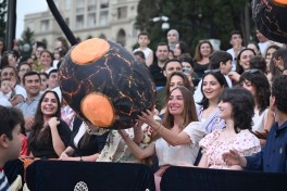 Leyla Aliyeva and Arzu Aliyeva visit "CandyFest" summer festival and watch "Magic Pearl" water circus show-PHOTO 