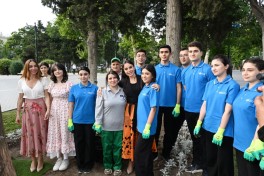 Leyla Aliyeva and Arzu Aliyeva participate in seasonal flower planting campaign on Baku Boulevard-PHOTO 