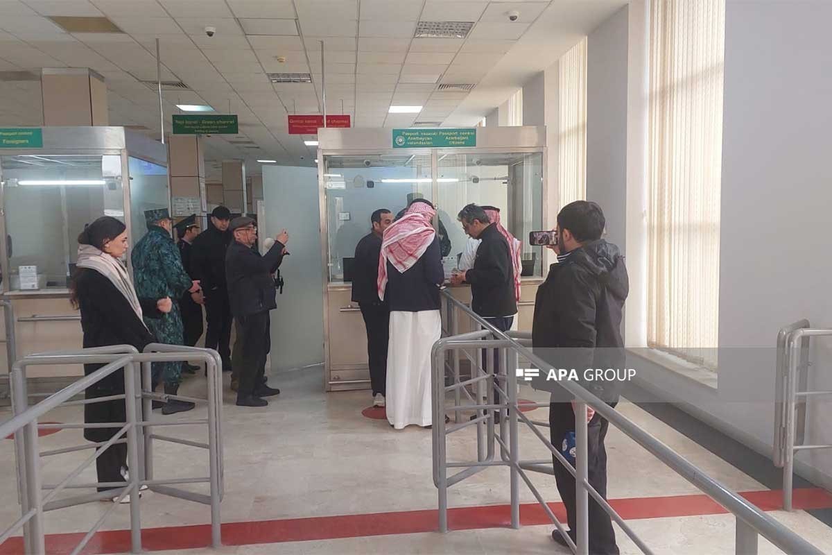 Azerbaijan evacuates 53 citizens and 37 foreigners via Iran border-PHOTO 