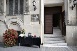 President Ilham Aliyev visited Iranian Embassy in Azerbaijan to offer condolences