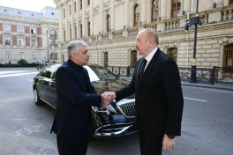 President Ilham Aliyev visited Iranian Embassy in Azerbaijan to offer condolences