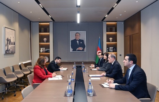 Colombia’s new ambassador presents copy of credentials to Azerbaijani FM
