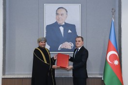 Azerbaijani FM receives Oman’s non-resident ambassador
