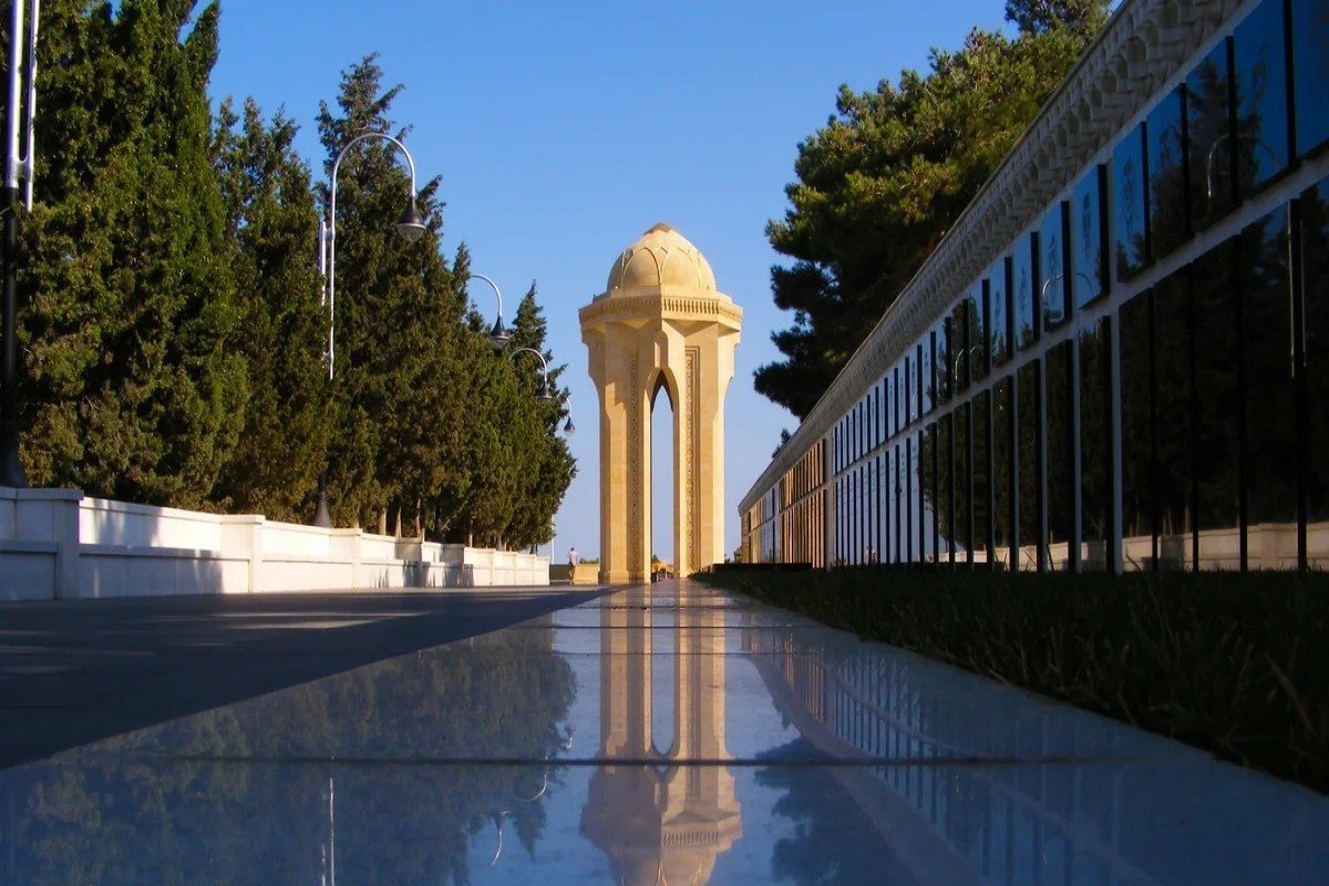President of European Council visits Alley of Martyrs in Baku